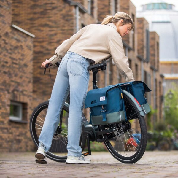 URBAN PROOF Recycelte Doppeltasche für Fahrräder 40L - Lebendiges Blau – Bild 5